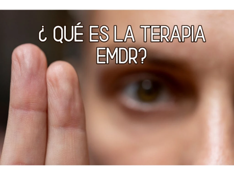 Primer plano de un ojo y una mano que ilustra la terapia EMDR